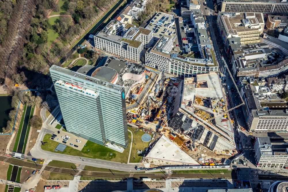 Düsseldorf von oben - Baustelle zum Neubau des Gebäudekomplexes des Einkaufszentrum Ingenhoven-Tal - Köbogen 2 am Gustaf-Gründgens-Platz in Düsseldorf im Bundesland Nordrhein-Westfalen, Deutschland