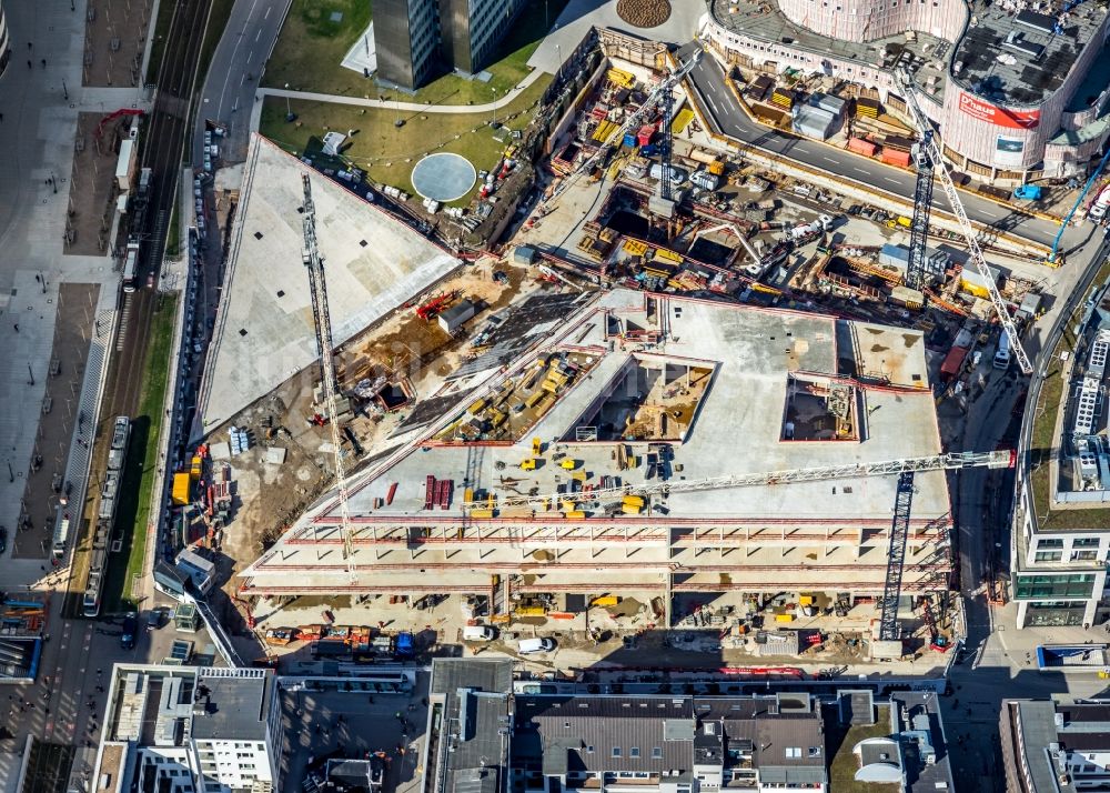 Düsseldorf aus der Vogelperspektive: Baustelle zum Neubau des Gebäudekomplexes des Einkaufszentrum Ingenhoven-Tal - Köbogen 2 am Gustaf-Gründgens-Platz in Düsseldorf im Bundesland Nordrhein-Westfalen, Deutschland