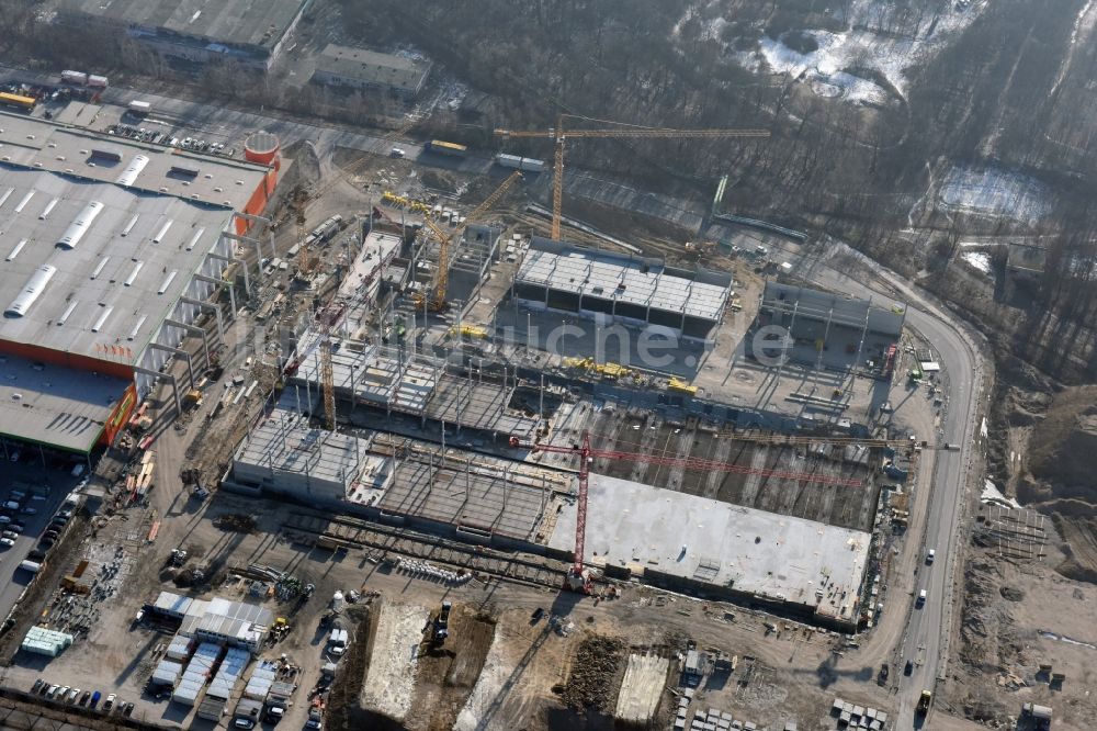 Luftaufnahme Berlin - Baustelle zum Neubau des Gebäudekomplexes des Einkaufszentrum - Möbelmarkt in Lichtenberg in Berlin