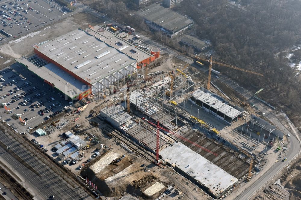 Berlin von oben - Baustelle zum Neubau des Gebäudekomplexes des Einkaufszentrum - Möbelmarkt in Lichtenberg in Berlin