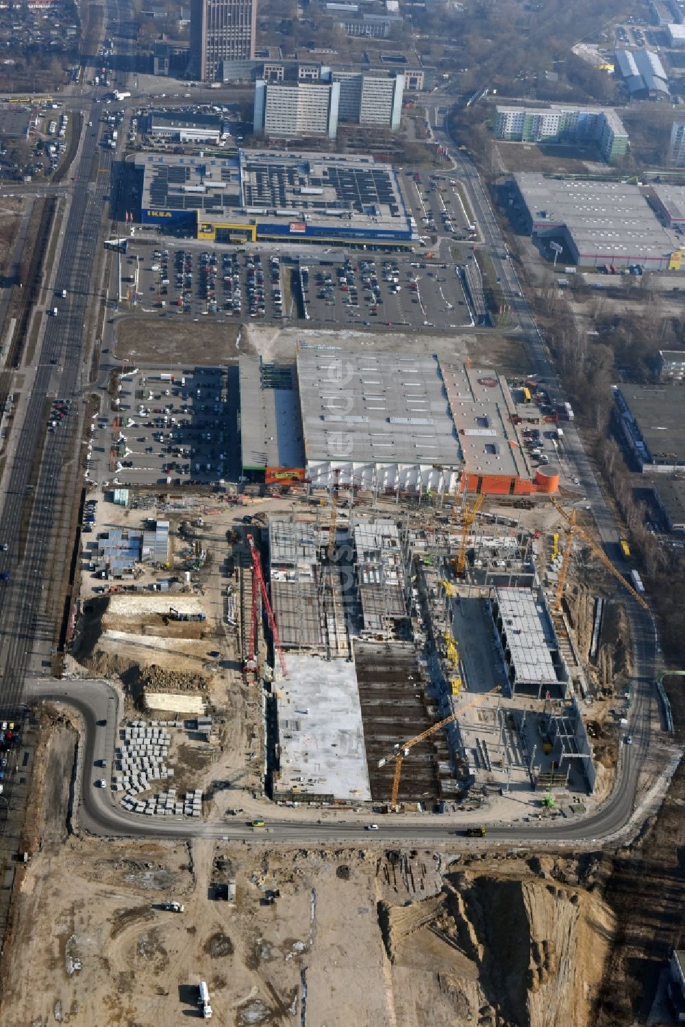 Berlin aus der Vogelperspektive: Baustelle zum Neubau des Gebäudekomplexes des Einkaufszentrum - Möbelmarkt in Lichtenberg in Berlin