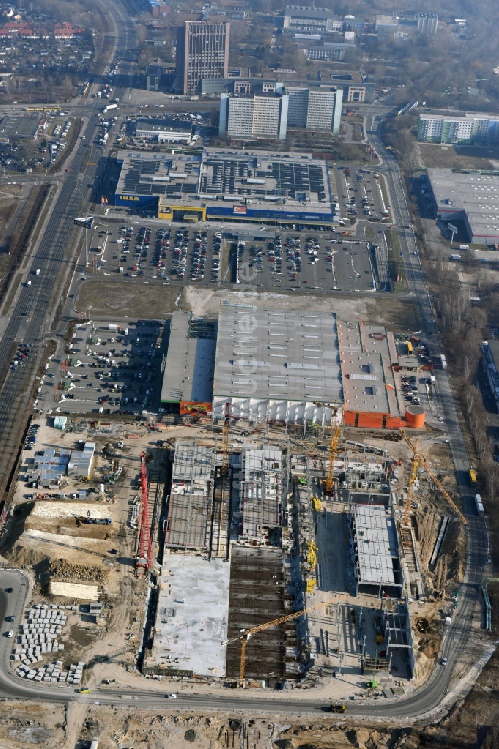 Luftbild Berlin - Baustelle zum Neubau des Gebäudekomplexes des Einkaufszentrum - Möbelmarkt in Lichtenberg in Berlin