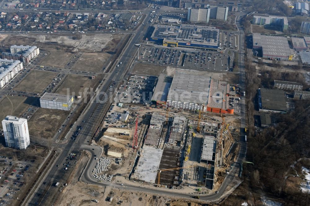 Luftaufnahme Berlin - Baustelle zum Neubau des Gebäudekomplexes des Einkaufszentrum - Möbelmarkt in Lichtenberg in Berlin