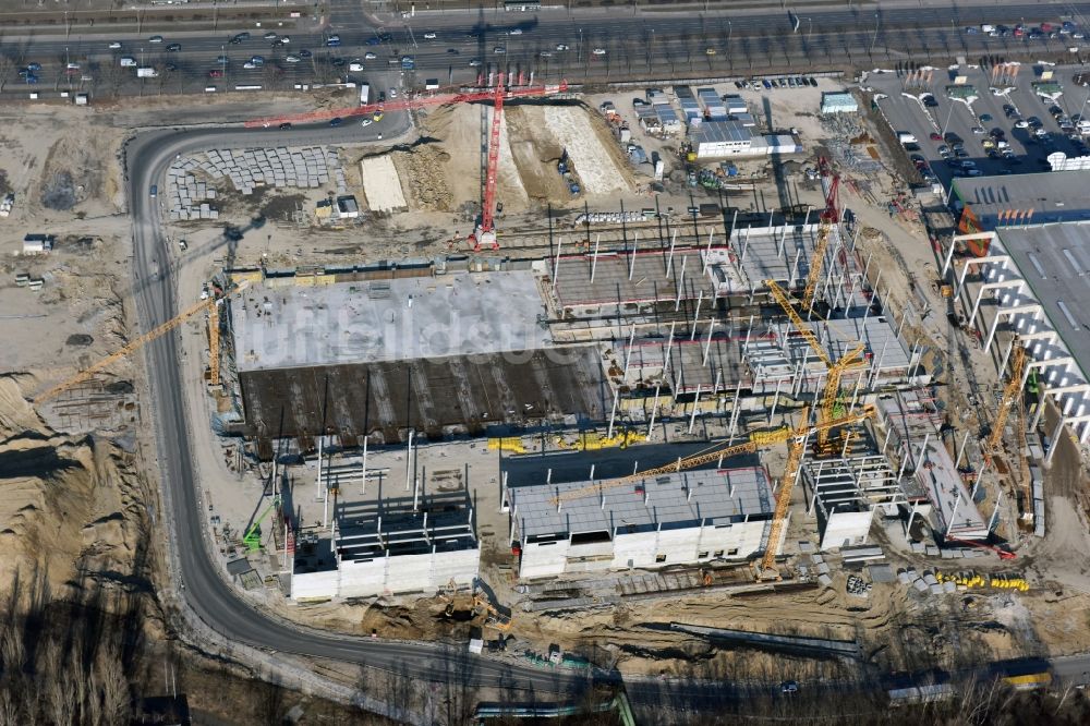 Berlin von oben - Baustelle zum Neubau des Gebäudekomplexes des Einkaufszentrum - Möbelmarkt in Lichtenberg in Berlin