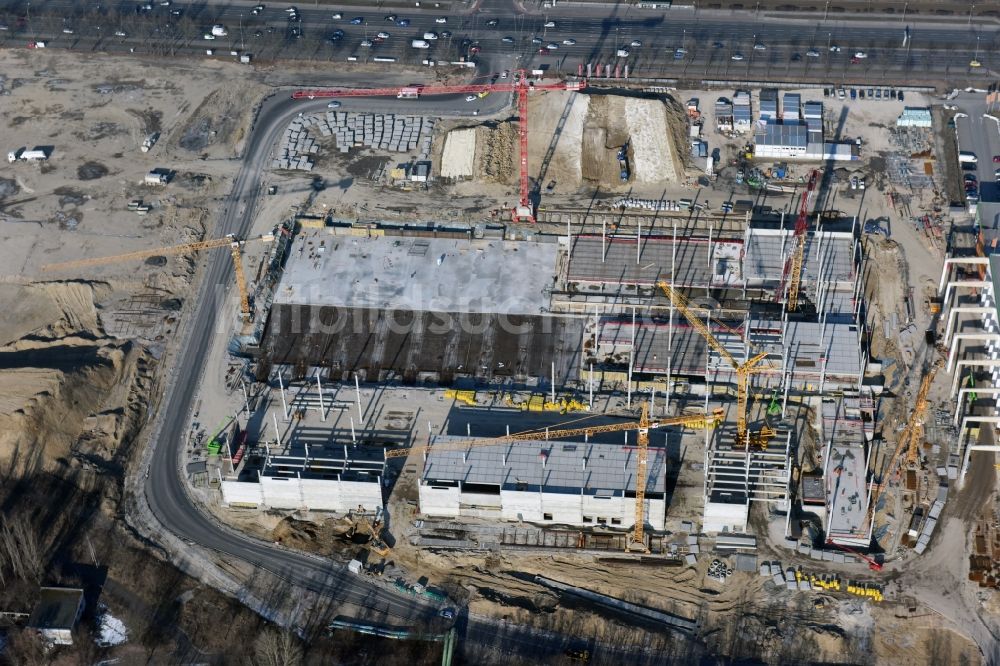 Berlin aus der Vogelperspektive: Baustelle zum Neubau des Gebäudekomplexes des Einkaufszentrum - Möbelmarkt in Lichtenberg in Berlin