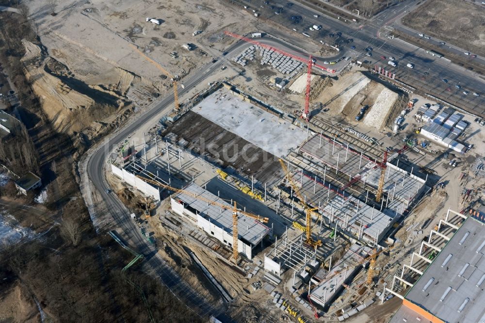 Luftaufnahme Berlin - Baustelle zum Neubau des Gebäudekomplexes des Einkaufszentrum - Möbelmarkt in Lichtenberg in Berlin