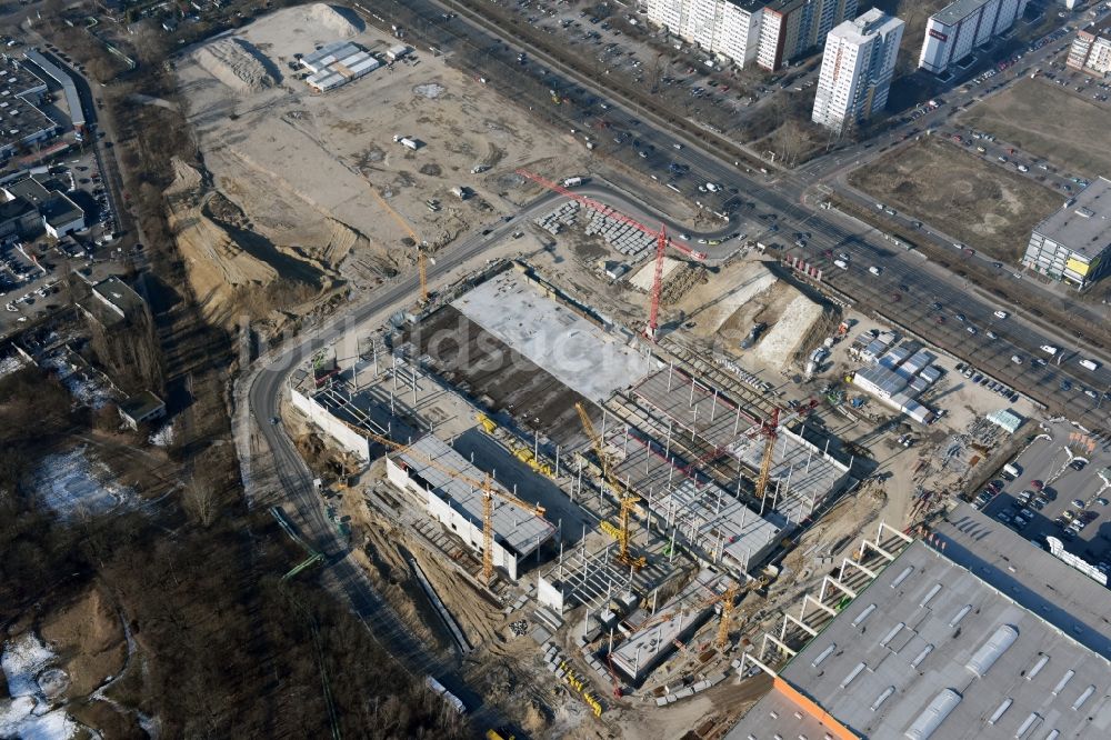 Berlin von oben - Baustelle zum Neubau des Gebäudekomplexes des Einkaufszentrum - Möbelmarkt in Lichtenberg in Berlin