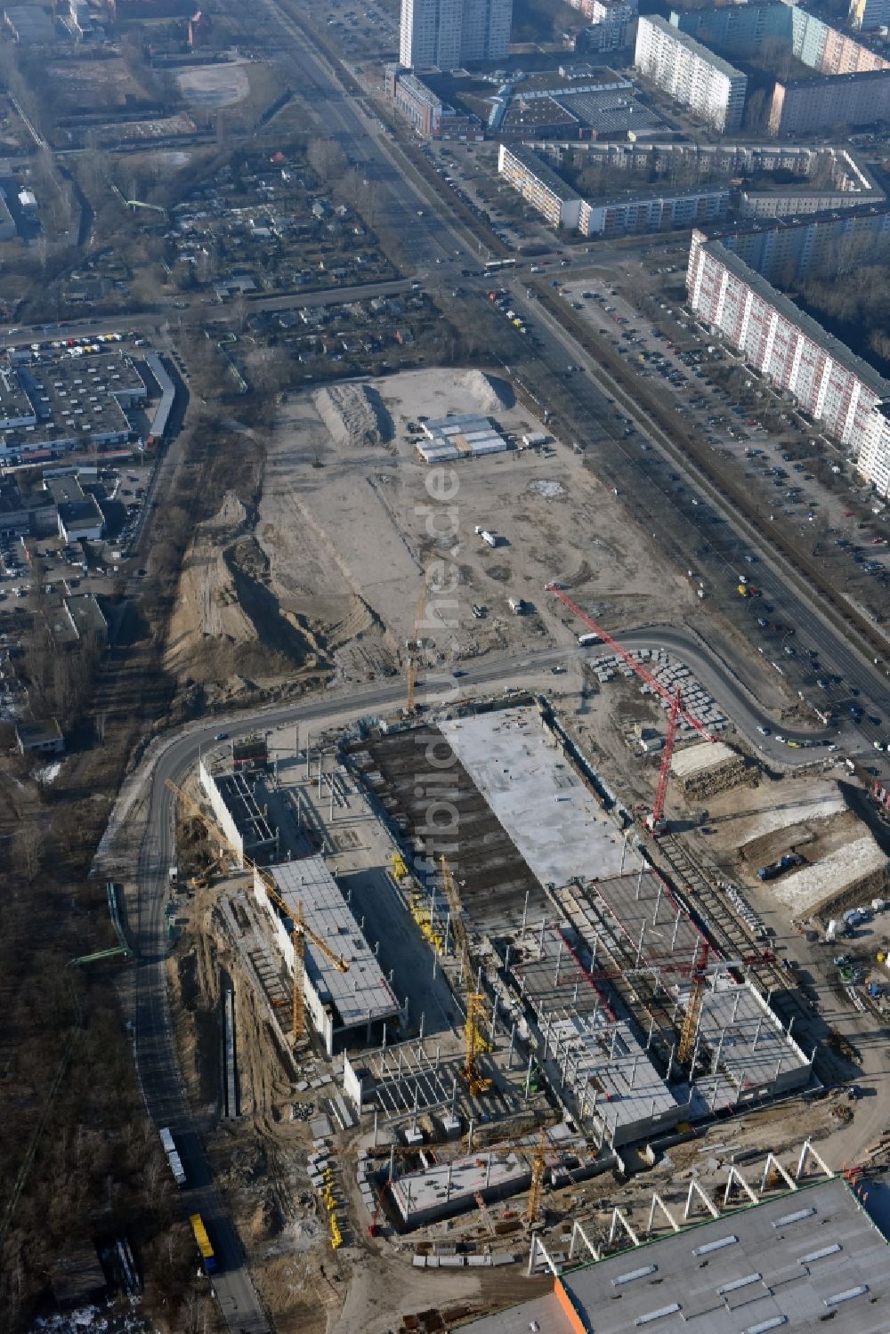 Berlin aus der Vogelperspektive: Baustelle zum Neubau des Gebäudekomplexes des Einkaufszentrum - Möbelmarkt in Lichtenberg in Berlin