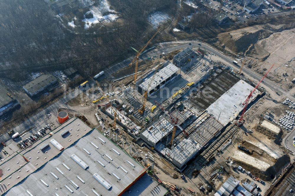 Luftbild Berlin - Baustelle zum Neubau des Gebäudekomplexes des Einkaufszentrum - Möbelmarkt in Lichtenberg in Berlin