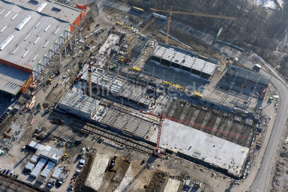 Luftaufnahme Berlin - Baustelle zum Neubau des Gebäudekomplexes des Einkaufszentrum - Möbelmarkt in Lichtenberg in Berlin