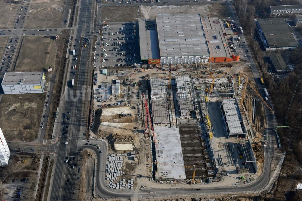 Berlin von oben - Baustelle zum Neubau des Gebäudekomplexes des Einkaufszentrum - Möbelmarkt in Lichtenberg in Berlin