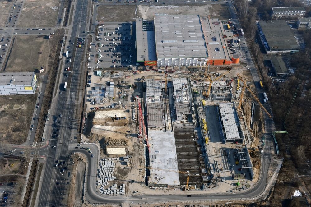 Berlin aus der Vogelperspektive: Baustelle zum Neubau des Gebäudekomplexes des Einkaufszentrum - Möbelmarkt in Lichtenberg in Berlin