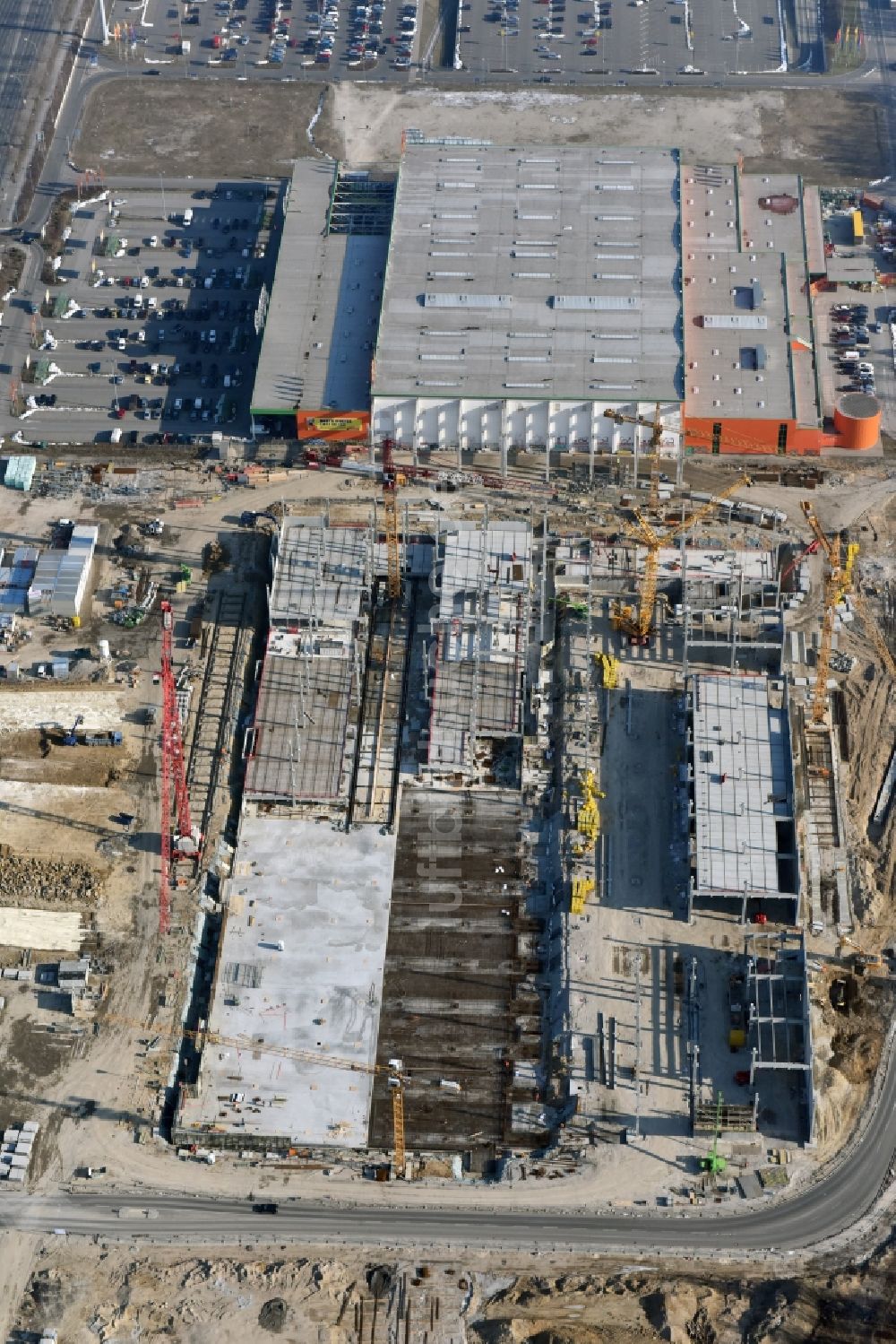 Luftbild Berlin - Baustelle zum Neubau des Gebäudekomplexes des Einkaufszentrum - Möbelmarkt in Lichtenberg in Berlin