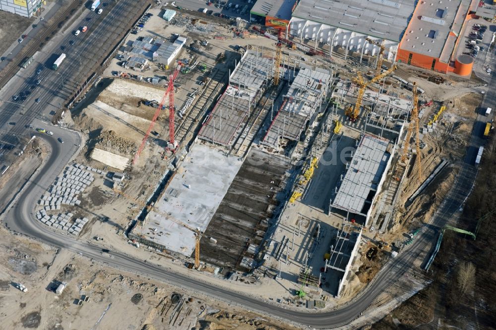 Luftaufnahme Berlin - Baustelle zum Neubau des Gebäudekomplexes des Einkaufszentrum - Möbelmarkt in Lichtenberg in Berlin