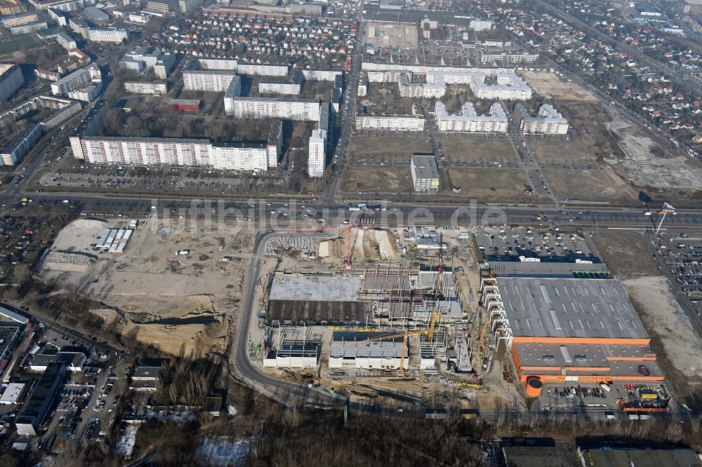 Berlin aus der Vogelperspektive: Baustelle zum Neubau des Gebäudekomplexes des Einkaufszentrum - Möbelmarkt in Lichtenberg in Berlin