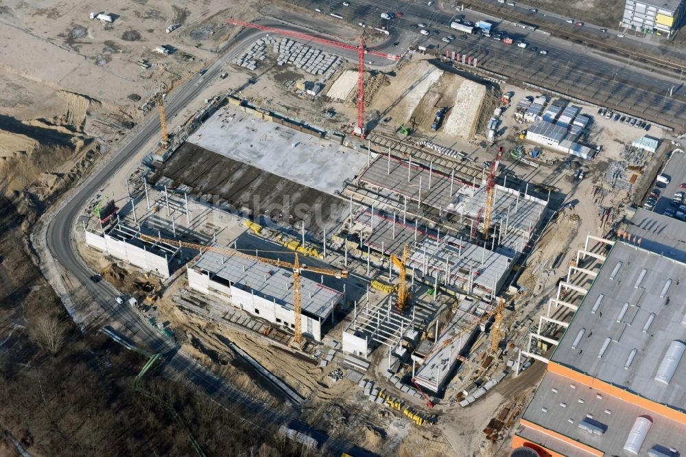 Luftaufnahme Berlin - Baustelle zum Neubau des Gebäudekomplexes des Einkaufszentrum - Möbelmarkt in Lichtenberg in Berlin