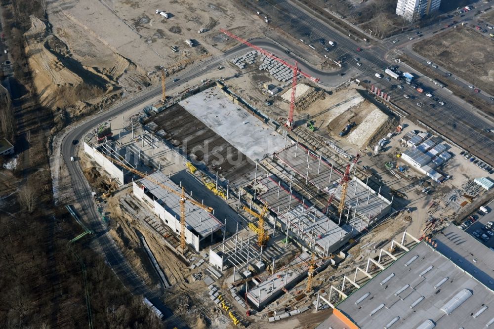 Berlin von oben - Baustelle zum Neubau des Gebäudekomplexes des Einkaufszentrum - Möbelmarkt in Lichtenberg in Berlin