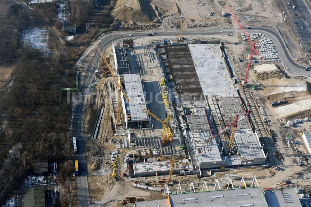 Berlin aus der Vogelperspektive: Baustelle zum Neubau des Gebäudekomplexes des Einkaufszentrum - Möbelmarkt in Lichtenberg in Berlin