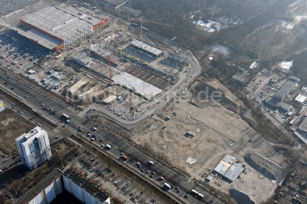 Luftbild Berlin - Baustelle zum Neubau des Gebäudekomplexes des Einkaufszentrum - Möbelmarkt in Lichtenberg in Berlin