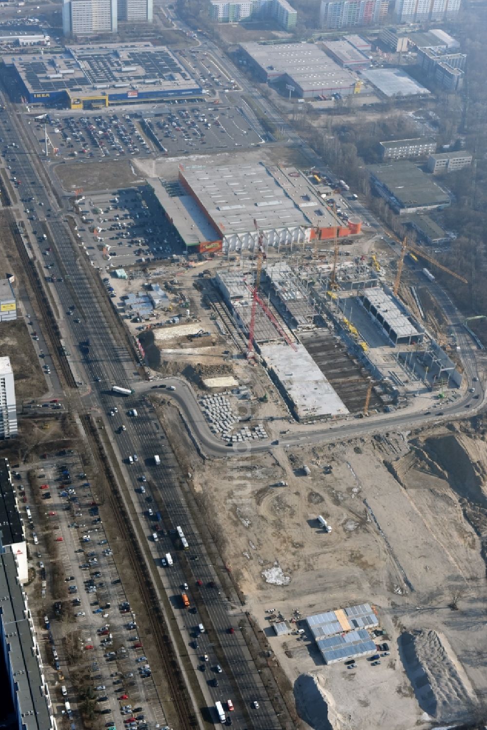 Luftaufnahme Berlin - Baustelle zum Neubau des Gebäudekomplexes des Einkaufszentrum - Möbelmarkt in Lichtenberg in Berlin