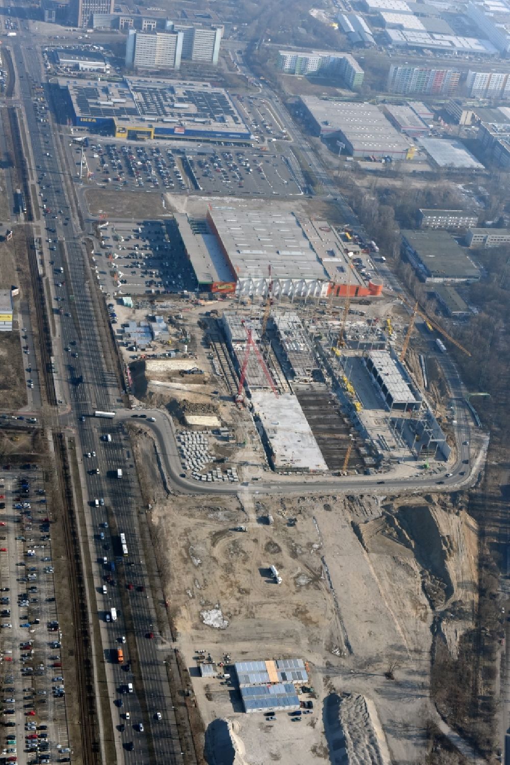 Berlin von oben - Baustelle zum Neubau des Gebäudekomplexes des Einkaufszentrum - Möbelmarkt in Lichtenberg in Berlin