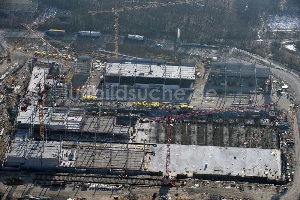 Luftbild Berlin - Baustelle zum Neubau des Gebäudekomplexes des Einkaufszentrum - Möbelmarkt in Lichtenberg in Berlin