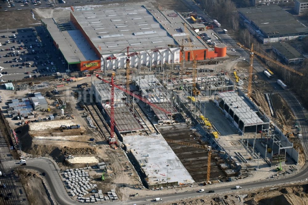 Luftaufnahme Berlin - Baustelle zum Neubau des Gebäudekomplexes des Einkaufszentrum - Möbelmarkt in Lichtenberg in Berlin