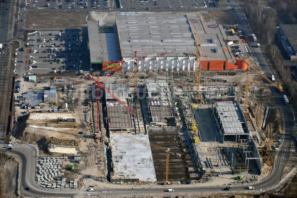 Berlin von oben - Baustelle zum Neubau des Gebäudekomplexes des Einkaufszentrum - Möbelmarkt in Lichtenberg in Berlin