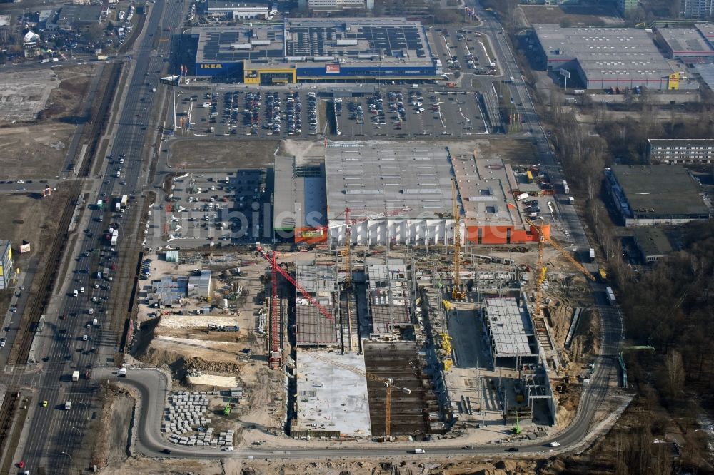 Berlin aus der Vogelperspektive: Baustelle zum Neubau des Gebäudekomplexes des Einkaufszentrum - Möbelmarkt in Lichtenberg in Berlin