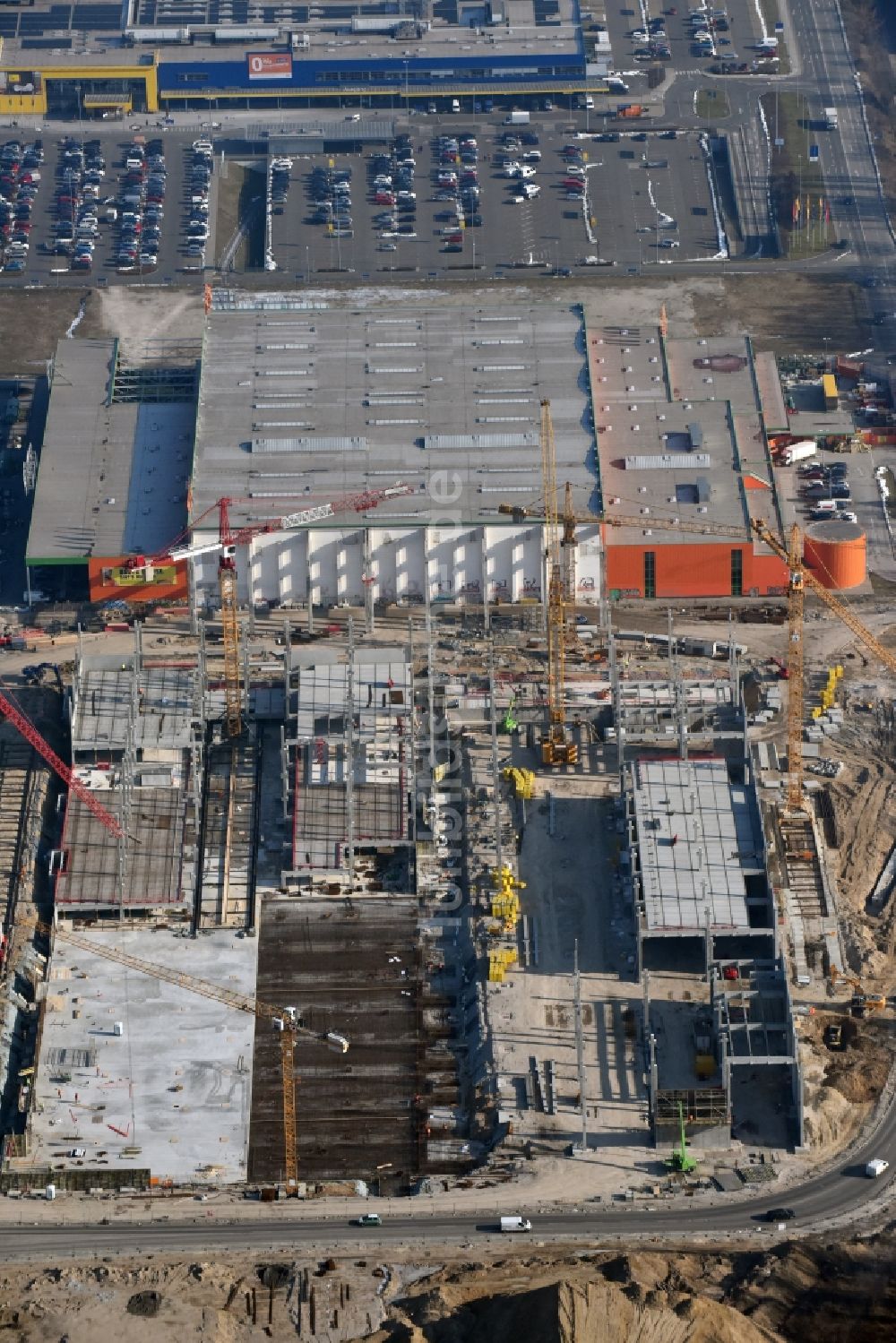 Luftbild Berlin - Baustelle zum Neubau des Gebäudekomplexes des Einkaufszentrum - Möbelmarkt in Lichtenberg in Berlin