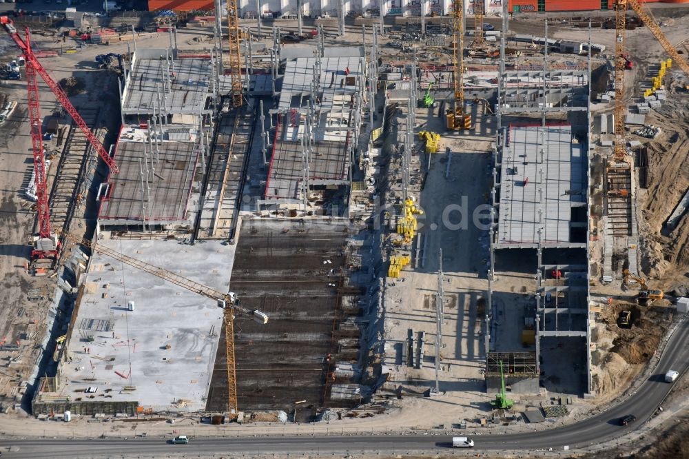 Luftaufnahme Berlin - Baustelle zum Neubau des Gebäudekomplexes des Einkaufszentrum - Möbelmarkt in Lichtenberg in Berlin