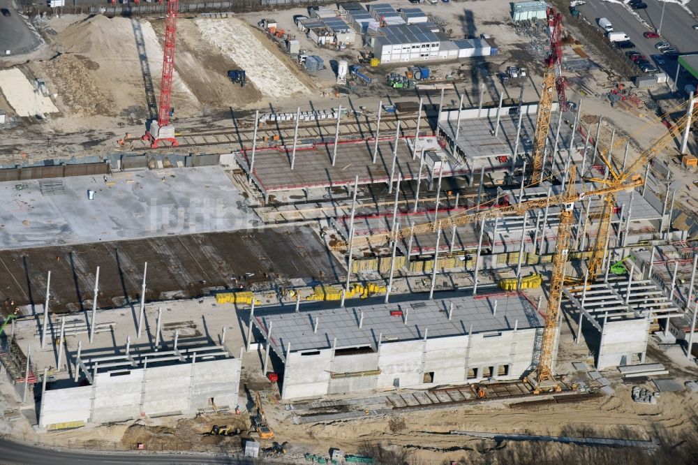 Berlin von oben - Baustelle zum Neubau des Gebäudekomplexes des Einkaufszentrum - Möbelmarkt in Lichtenberg in Berlin