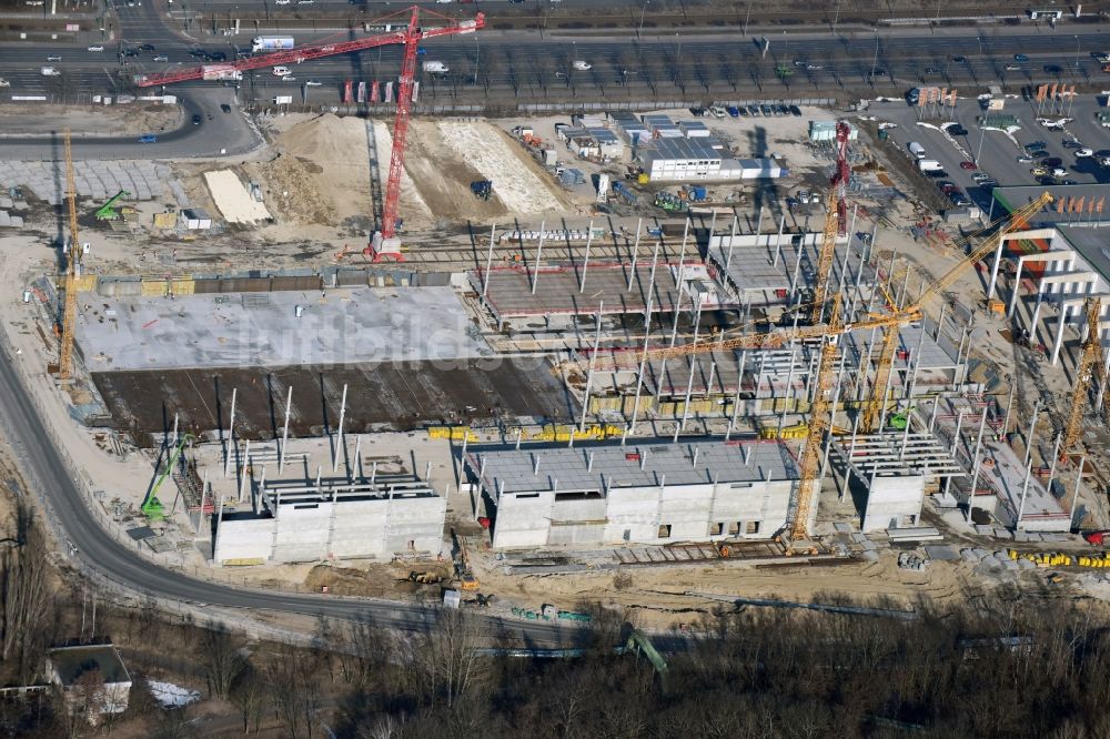 Berlin aus der Vogelperspektive: Baustelle zum Neubau des Gebäudekomplexes des Einkaufszentrum - Möbelmarkt in Lichtenberg in Berlin