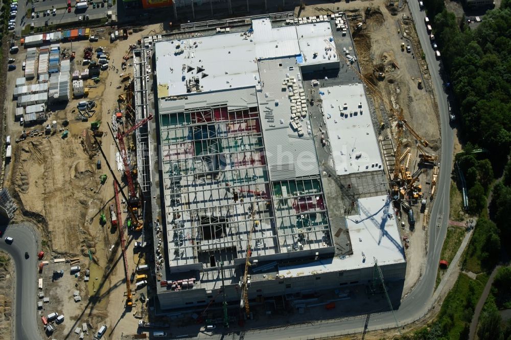 Luftaufnahme Berlin - Baustelle zum Neubau des Gebäudekomplexes des Einkaufszentrum - Möbelmarkt in Lichtenberg in Berlin