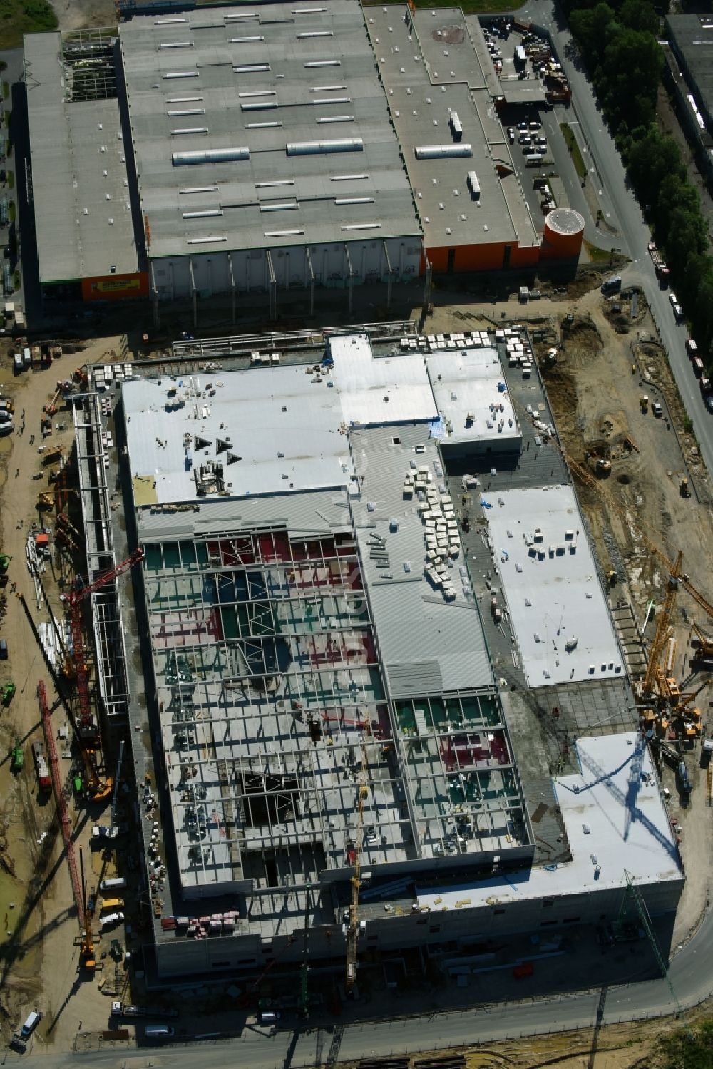 Berlin von oben - Baustelle zum Neubau des Gebäudekomplexes des Einkaufszentrum - Möbelmarkt in Lichtenberg in Berlin