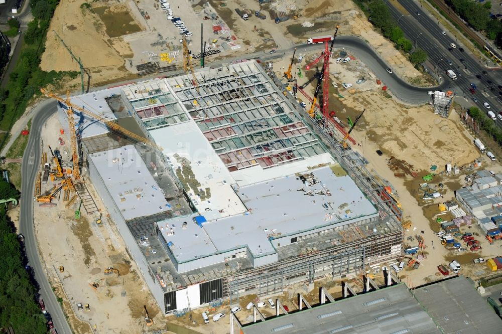 Berlin von oben - Baustelle zum Neubau des Gebäudekomplexes des Einkaufszentrum - Möbelmarkt in Lichtenberg in Berlin