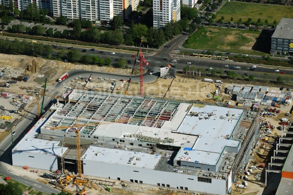 Luftaufnahme Berlin - Baustelle zum Neubau des Gebäudekomplexes des Einkaufszentrum - Möbelmarkt in Lichtenberg in Berlin