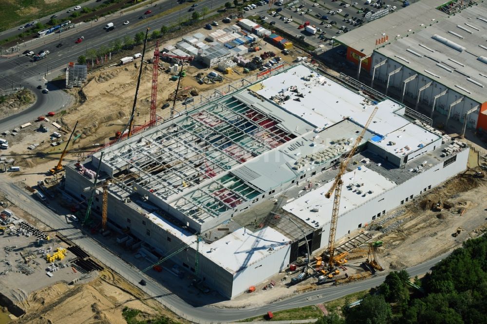 Berlin aus der Vogelperspektive: Baustelle zum Neubau des Gebäudekomplexes des Einkaufszentrum - Möbelmarkt in Lichtenberg in Berlin