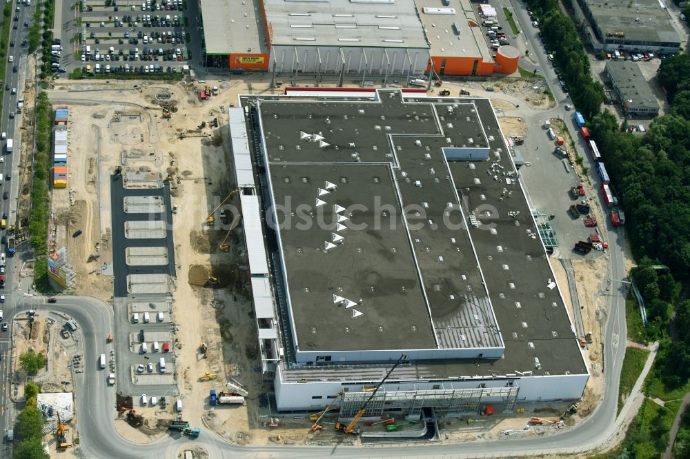 Luftbild Berlin - Baustelle zum Neubau des Gebäudekomplexes des Einkaufszentrum - Möbelmarkt in Lichtenberg in Berlin