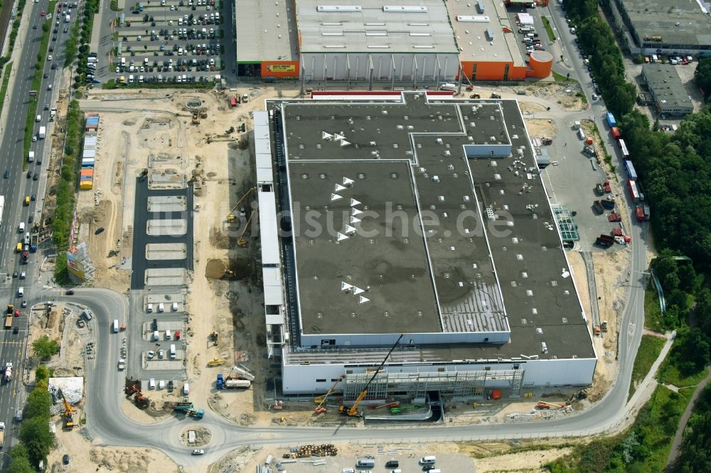 Luftaufnahme Berlin - Baustelle zum Neubau des Gebäudekomplexes des Einkaufszentrum - Möbelmarkt in Lichtenberg in Berlin