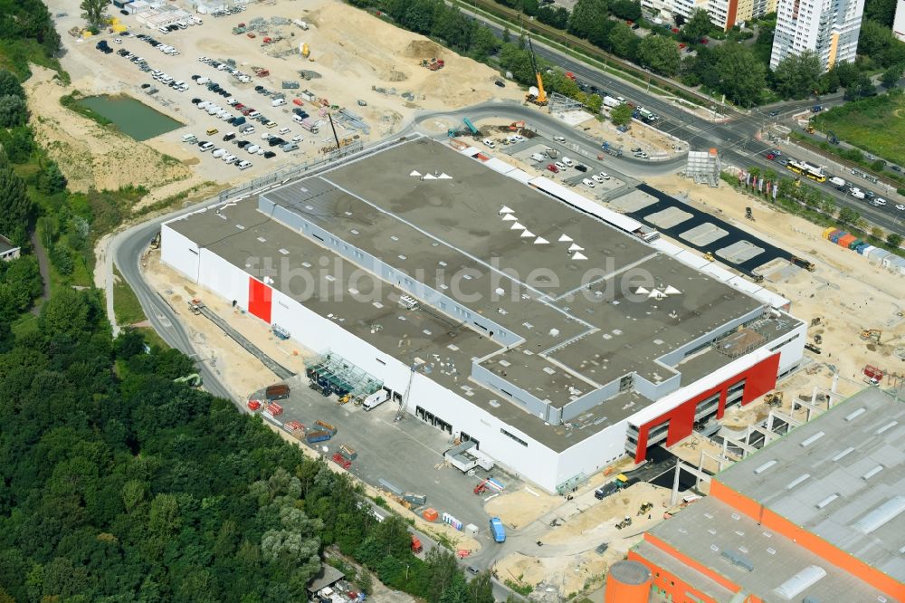 Berlin aus der Vogelperspektive: Baustelle zum Neubau des Gebäudekomplexes des Einkaufszentrum - Möbelmarkt in Lichtenberg in Berlin