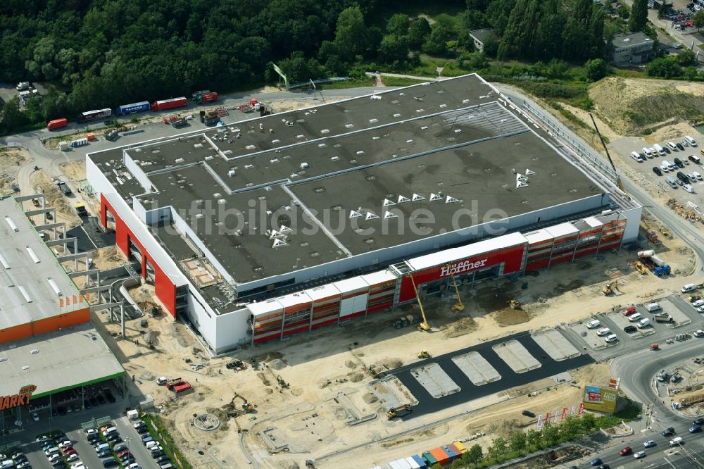 Luftaufnahme Berlin - Baustelle zum Neubau des Gebäudekomplexes des Einkaufszentrum - Möbelmarkt in Lichtenberg in Berlin