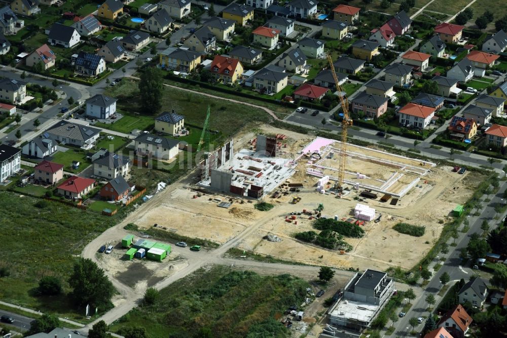 Berlin von oben - Baustelle zum Neubau des Gebäudekomplexes des Einkaufszentrum Mohrenfalterweg - Habichtshorst in Berlin