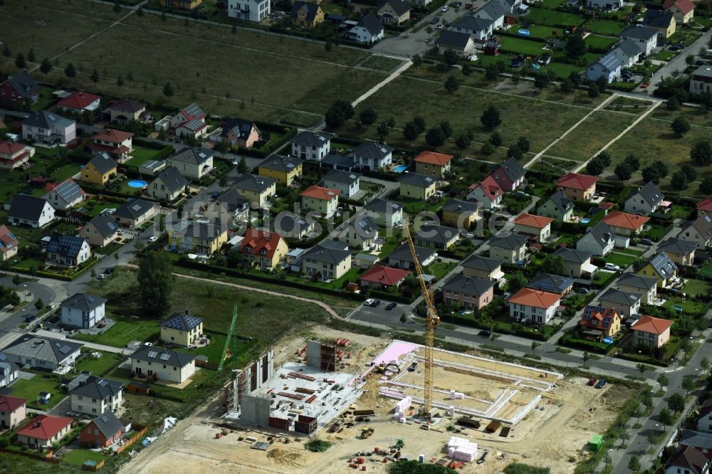 Berlin aus der Vogelperspektive: Baustelle zum Neubau des Gebäudekomplexes des Einkaufszentrum Mohrenfalterweg - Habichtshorst in Berlin