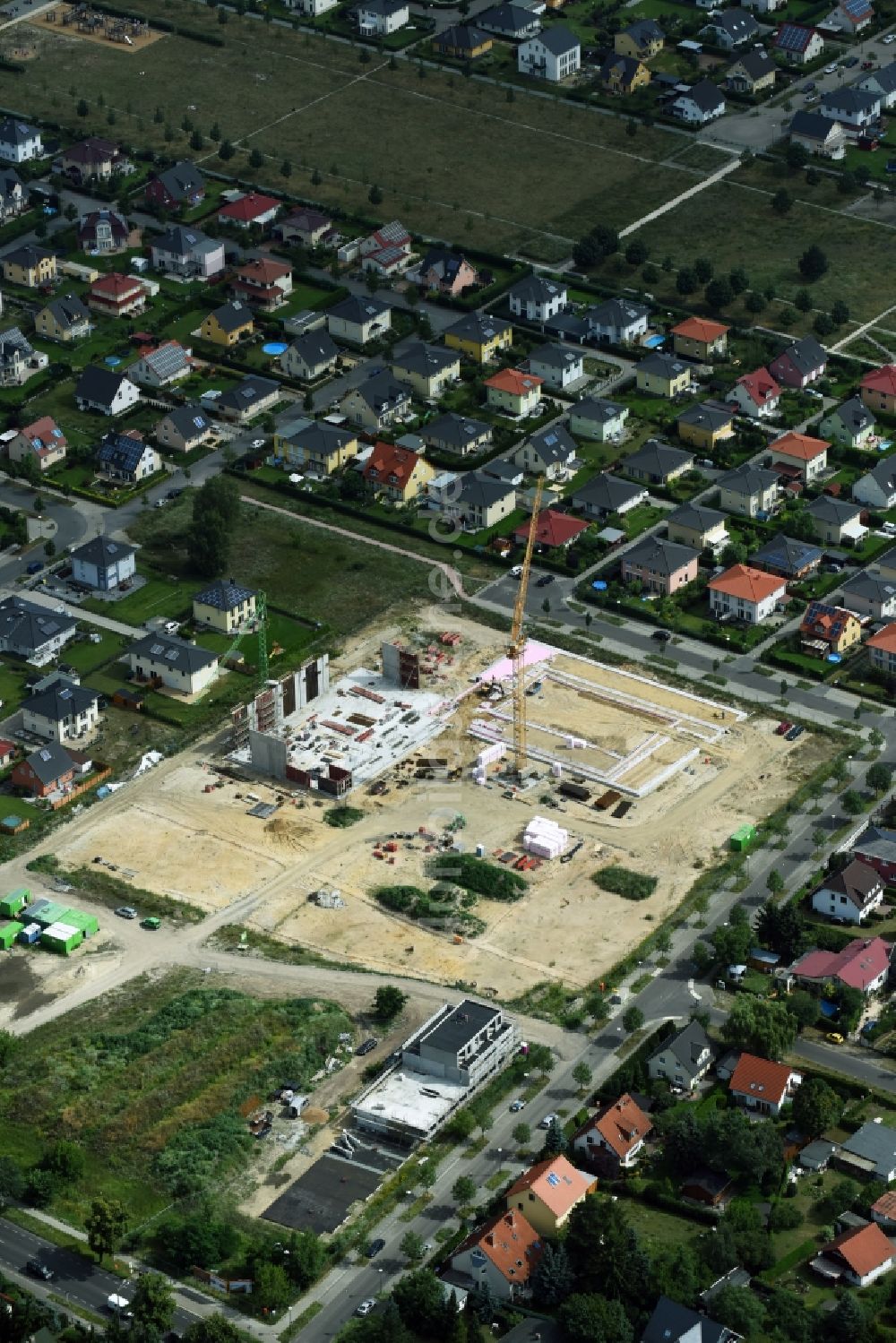 Berlin von oben - Baustelle zum Neubau des Gebäudekomplexes des Einkaufszentrum Mohrenfalterweg - Habichtshorst in Berlin