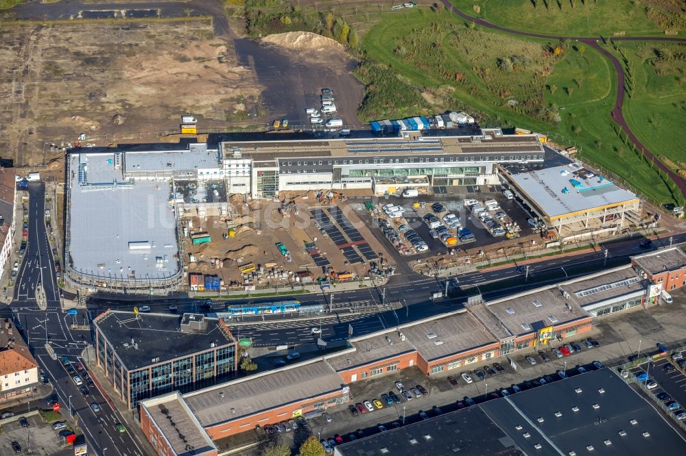 Essen von oben - Baustelle zum Neubau des Gebäudekomplexes des Einkaufszentrum Quartier West der Dipl. Ing. Josef Schoofs Immobilien GmbH an der Altendorfer Straße in Essen im Bundesland Nordrhein-Westfalen