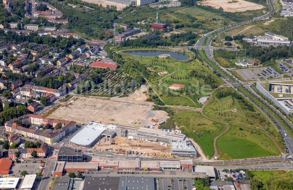 Essen von oben - Baustelle zum Neubau des Gebäudekomplexes des Einkaufszentrum Quartier West der Dipl. Ing. Josef Schoofs Immobilien GmbH an der Altendorfer Straße in Essen im Bundesland Nordrhein-Westfalen