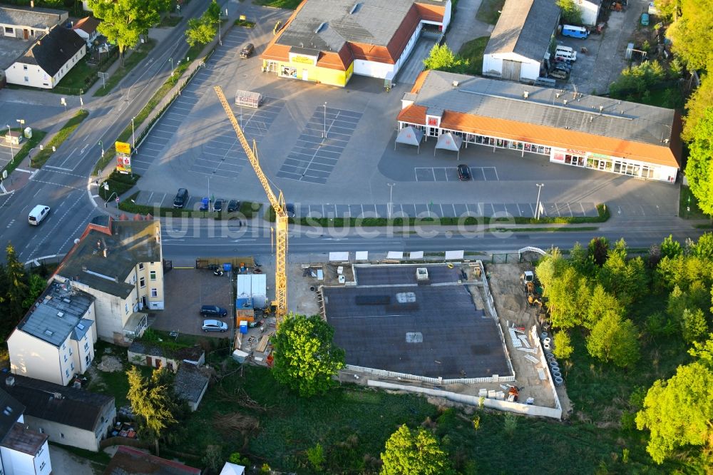 Luftaufnahme Werneuchen - Baustelle zum Neubau des Gebäudekomplexes des Einkaufszentrum einer Rossmann-Filiale an der Schulstraße in Werneuchen im Bundesland Brandenburg, Deutschland