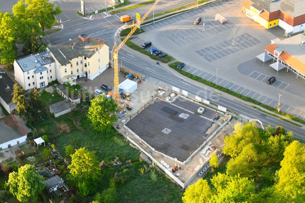 Werneuchen von oben - Baustelle zum Neubau des Gebäudekomplexes des Einkaufszentrum einer Rossmann-Filiale an der Schulstraße in Werneuchen im Bundesland Brandenburg, Deutschland