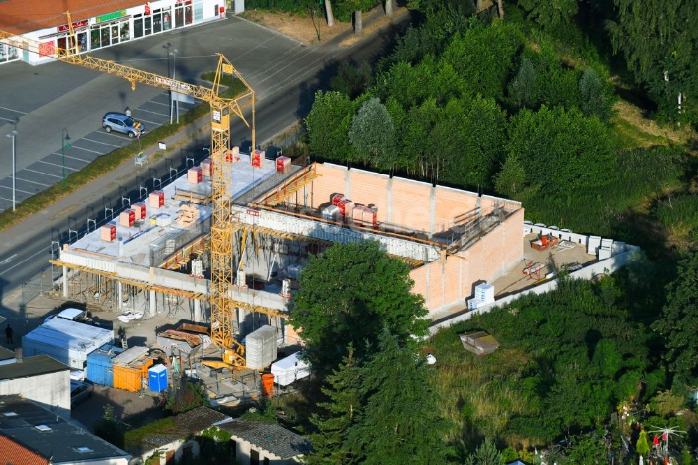 Werneuchen aus der Vogelperspektive: Baustelle zum Neubau des Gebäudekomplexes des Einkaufszentrum einer Rossmann-Filiale an der Schulstraße in Werneuchen im Bundesland Brandenburg, Deutschland